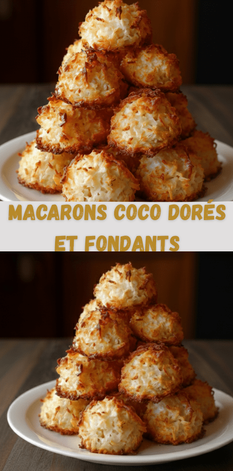 Petits macarons de Noël dorés à la noix de coco, déposés sur une plaque, légèrement grillés et décorés d’une finition au chocolat.